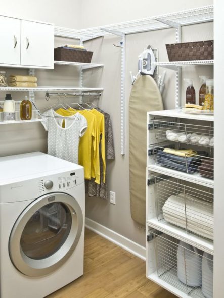 Çamaşır makinesinin üstündeki raflar