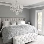 Piękna sypialnia z miękkim łóżkiem i podnóżkiem na podnóżku