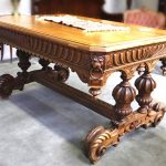 Przykład drewnianego rzeźbionego stołu renesansowego