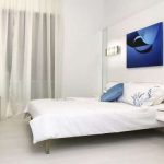 Yksinkertaisuus ja mukavuus makuuhuoneessa modernilla tyylillä