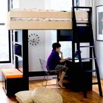 Placerar sängen och arbetsplatsen i ett litet utrymme