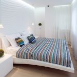 Vícebarevné textilie v interiéru sněhobílé místnosti
