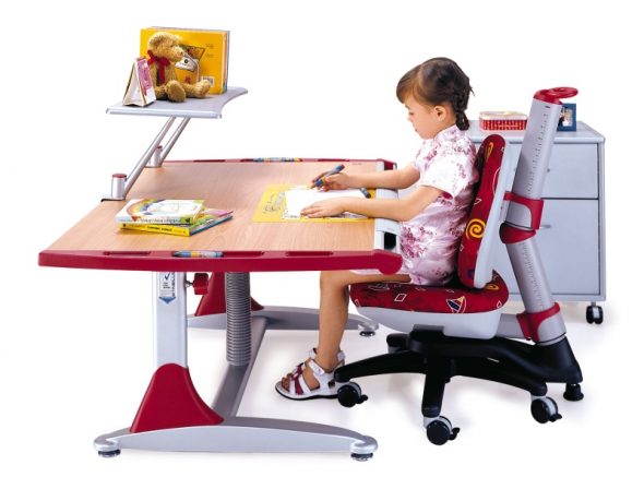 Regulowany stół i krzesło