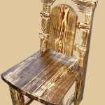 Rzeźbione krzesło o nietypowym zabarwieniu