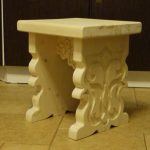 Rzeźbiony stołek drewniany