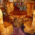 Rzeźbione drewniane krzesła i stół