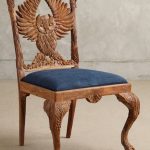 Rzeźbione drewniane krzesła robią to samemu