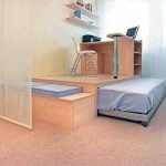 Samostalni dizajn s krevetom, radnim prostorom i sjedalom.