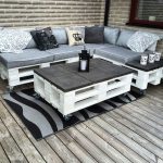 Elegancka narożna sofa i stolik kawowy z paletami