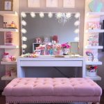 Chic female corner para sa beauty guidance na may make-up mirror