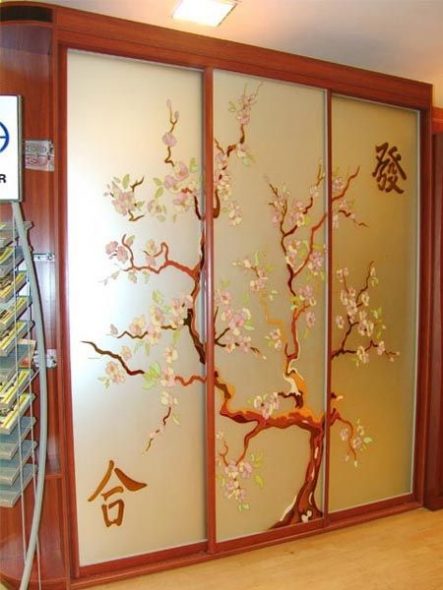 Sliding wardrobe na may stained glass Sakura