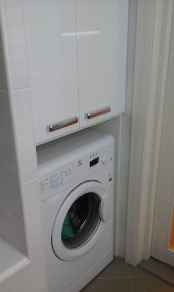 Çamaşır makinesi üzerinde kabine
