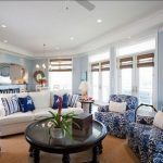 Modré pohovky a křesla v interiéru