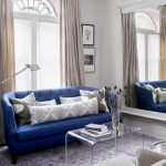 Mavi yumuşak mobilyalar açık gri-mavi tonlarla birlikte harika.
