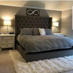 Modern bedroom na may soft bed at plush soft rug