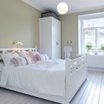White bedroom sa estilo ng bansa