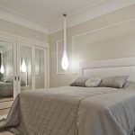 Спалня в модерни сиво-бели цветове с грандиозно осветление.
