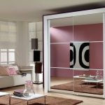 Naka-istilong living room na may puting mirror cabinet