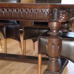 Drewniany stół z rzeźbionymi nogami