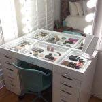 Makeup table na may make-up mirror