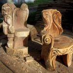 Krzesła wykonane przez rzeźbienie
