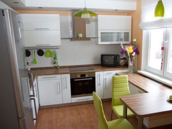 Parlak yeşil desenli parlak beyaz ve bej renkli mutfak