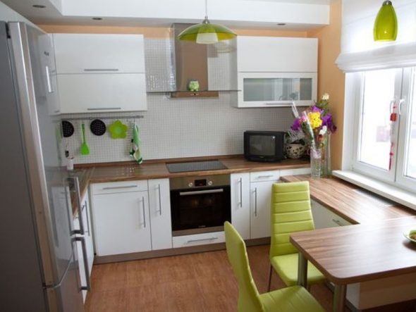 Cuisine blanche et beige vif avec des touches de vert vif