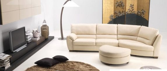 Lekka sofa w neutralnym kolorze