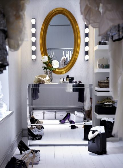مرآة ماكياج في غرفة الملابس
