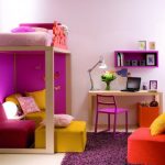 Bir genç kızın yatak odasında parlak renkler