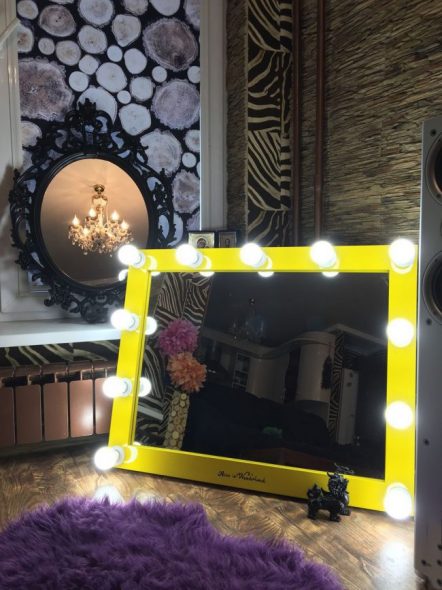 Bright frame on the makeup mirror