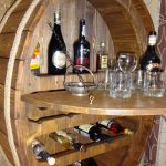 Alcohol cabinet mula sa bariles