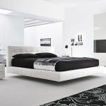 Biała sypialnia z szybującym łóżkiem