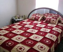 Yatak örtüsü için beyaz ve kırmızı motifler
