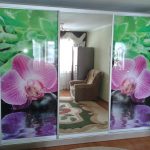 Stor garderob fullvägg med orkidéer