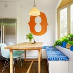 Küçük bir mutfakta mobilyaların ergonomik düzenlenmesi
