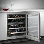 Palamigan na built-in wine cabinet