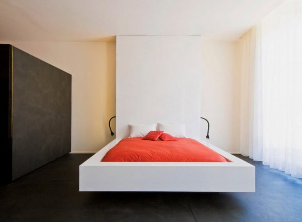 Minimalizm tarzında yatak odasında yükselen yatak