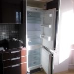 Gumagamit kami ng mga espesyal na mount upang i-install ang mga pintuan ng refrigerator