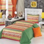 Ethno tarzı yatakta renkli yatak örtüsü