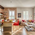 Loft-style kitchen-living room na may hindi pangkaraniwang disenyo