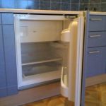 Mini kylskåp i ett litet kök för en liten familj