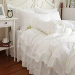Magiliw na white bedspread na may puntas
