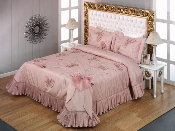 Magiliw na pink na bedspread