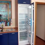 الثلاجة العادية في خزانة