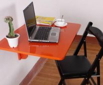 Oranžinis sulankstomas stalas darbui kompiuteriu