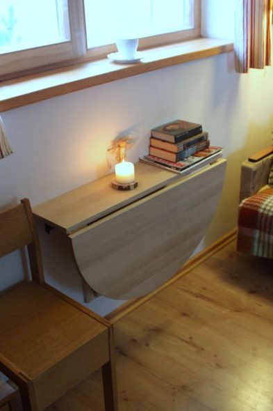 Folding table with shelf