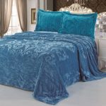 Spathe på en säng av faux päls av cornflower blå färg