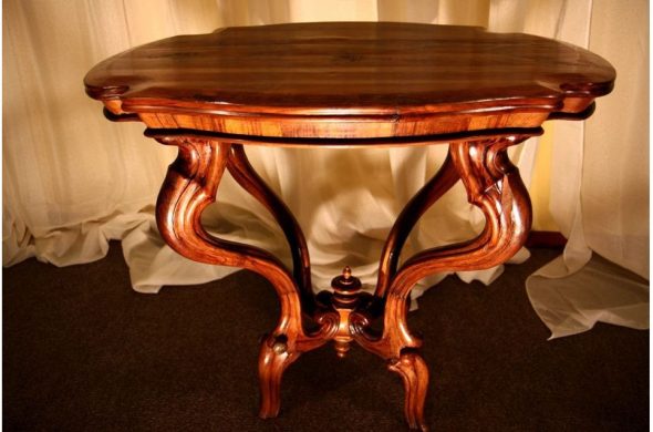 Elegancki stół wykonany z drewna