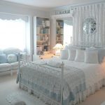 Güzel süslemeli pastel renklerde yatak odası